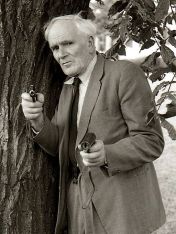 Desmond Llewelyn as 